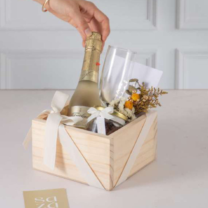 Set Brindemos por ti: Freixenet Dorado, Brownies, Flores con Dedicatoria