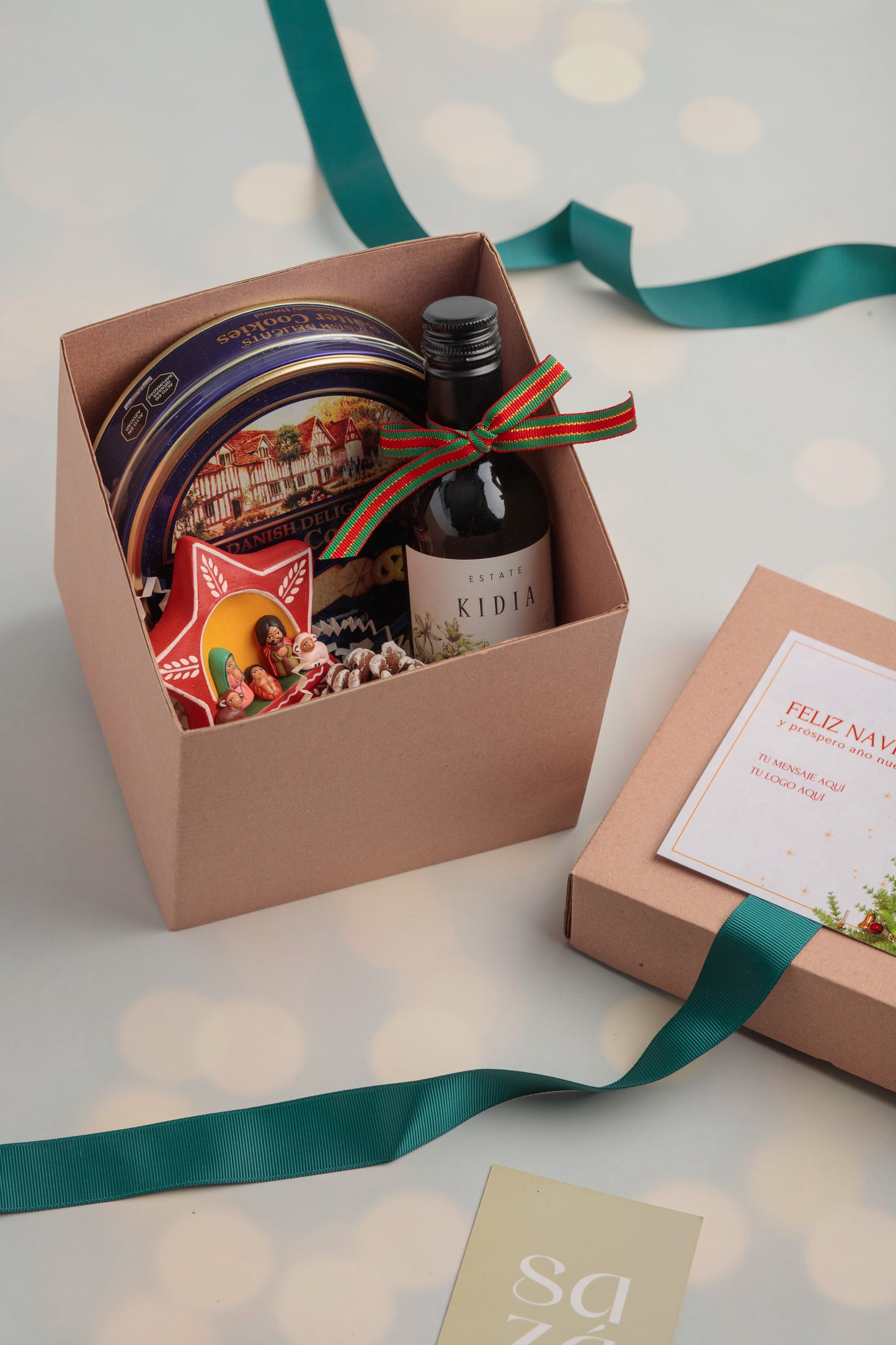Mini Box Navideño: Vino, Galletas & Retablo de Cerámica