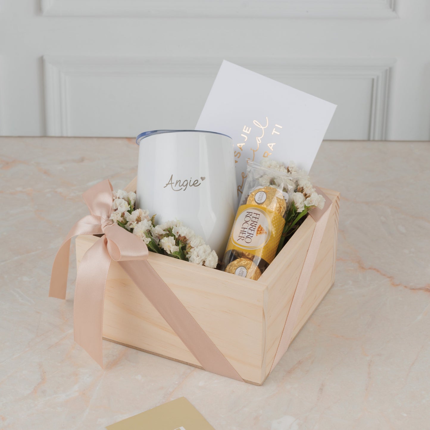 Mini Set para Ella: Bombones, Flores & Vaso Térmico Personalizado