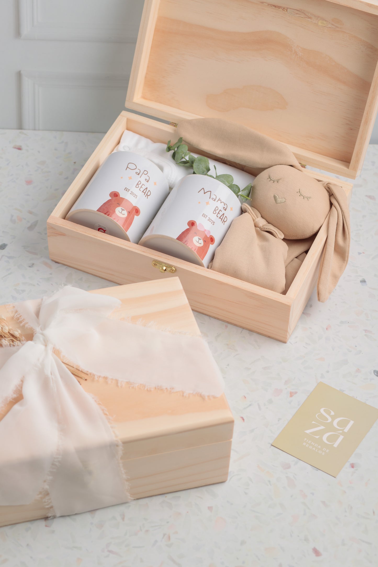 Pack Mamá & Papá: Tazas Personalizadas, Body de Algodón & Conejo de Apego