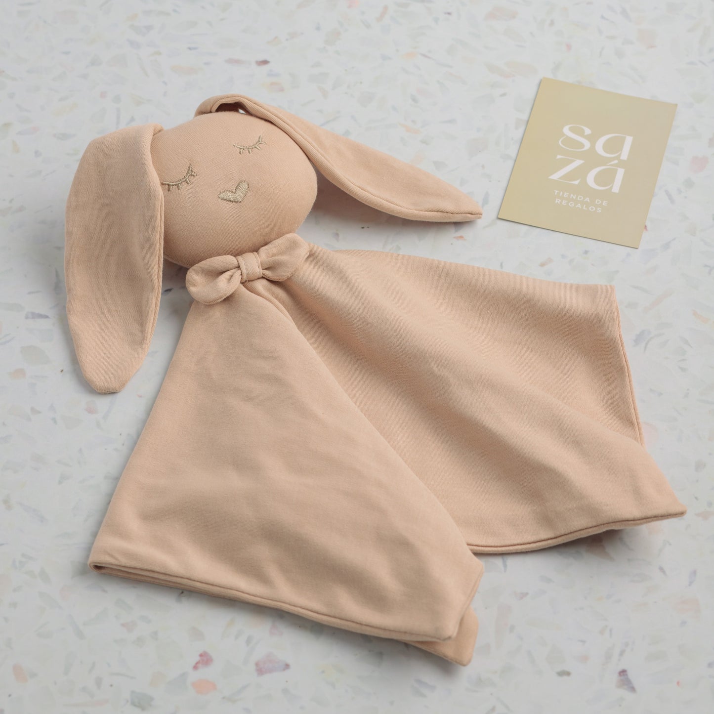 Box Bebé 02: Conejo de Apego & Letrero "Hola Mundo"