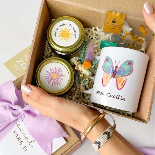 Set Regalo Taza Mariposa Personalizada con Flores, Brownies & Frutos Secos