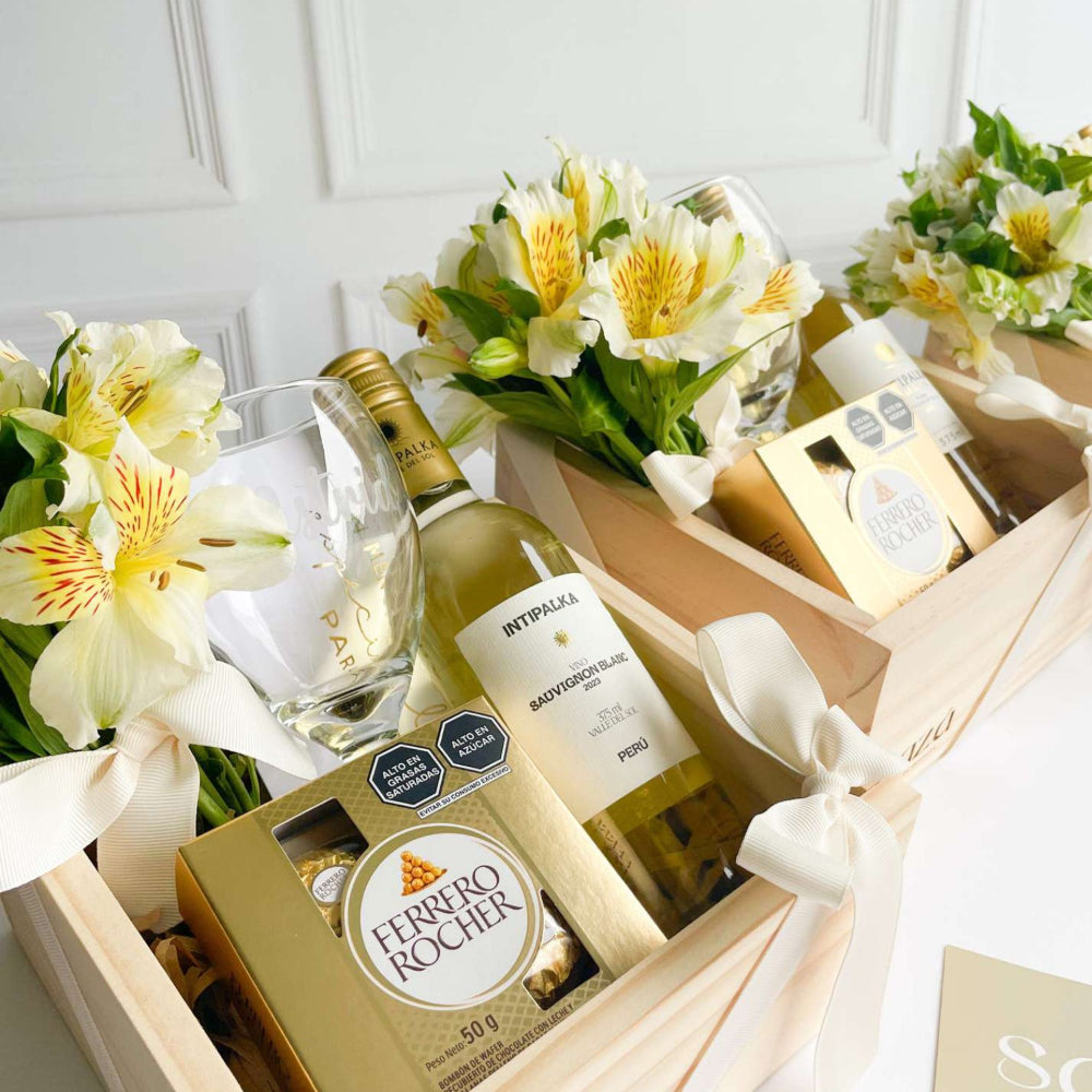 Vinito, Chocolates & Flores con Copa Personalizada
