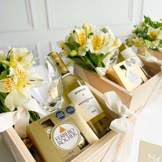 Vinito, Chocolates & Flores con Copa Personalizada
