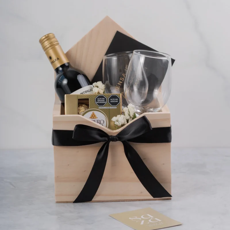 Brindis en pareja: Vino, Bombones & Copas Personalizadas