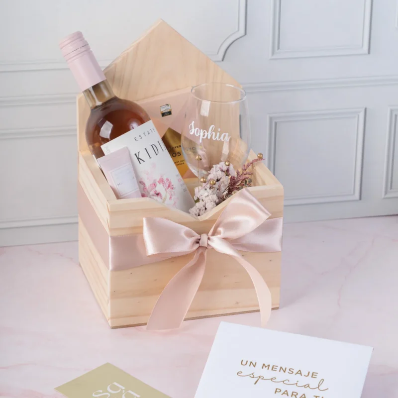 Victoria: Vino, Chocolate & Copa Personalizada