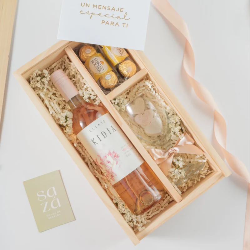 Rosalie: Vinera con Copa Personalizada & Jabones Mini
